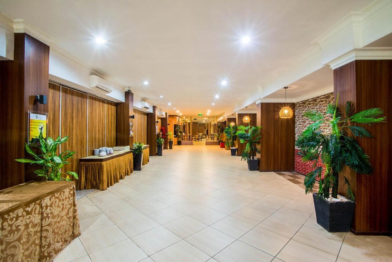 Capital O 949 Royal Park Hotel Samarinda Exterior foto